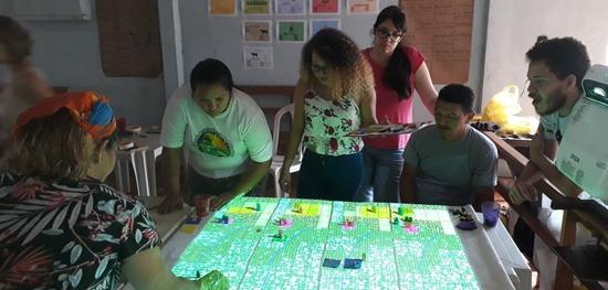 People playing the game, ODYSSEA Project. © L. Navegantes, UFAM.