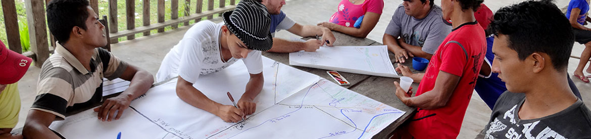 Students drawing a map, Santarém, Pará, ODYSSEA Project. ©  E. Coudel, Cirad.
